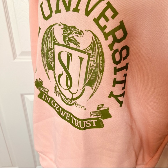 📚🐐Wicked Musical Elphaba-Inspired Shiz University Peach Crewneck Sweatshirt Sz L - Picture 9 of 9